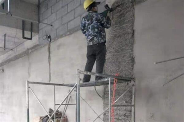 墻面剔鑿破碎，漲模剔鑿